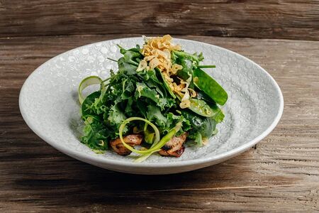 Салат с имбирным цыпленком, зеленой спаржей и манго