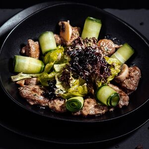 Салат с теплой куриной печенью