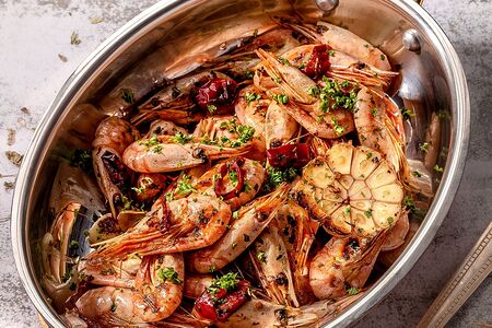 Острые северные креветки с чесноком и табаско