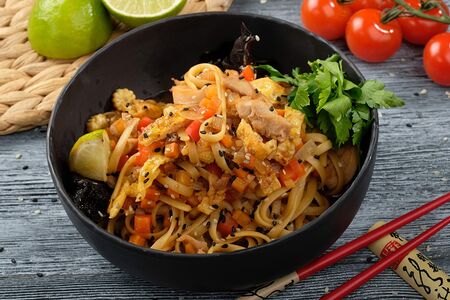 Вок с курицей и лапшой 