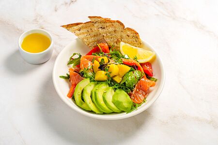 Салат с семгой , авокадо и цитрусовой заправкой