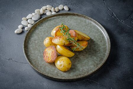 Картофель черри с тимьяном