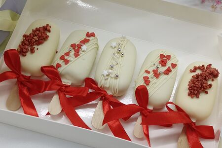 Набор чизкейков Эскимо ассорти в белом шоколаде с сахарными сердечками 