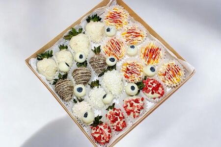 Клубника, манго и голубика в шоколаде