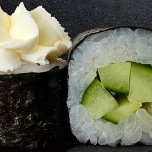 Маки чиз с огурцом