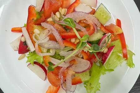 Салат овощной с кедровыми орешками