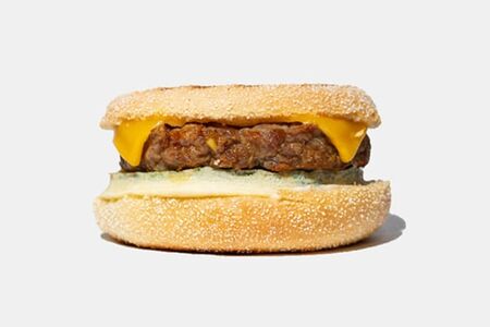 Тости с говяжьей котлетой и омлетом Биф райдер