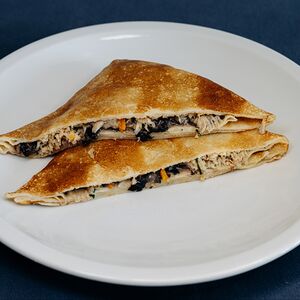 Блинчик с курицей и грибным соусом