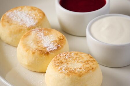 Сырники с малиновым соусом и сметаной