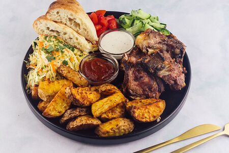 Шашлык из баранины с гарниром