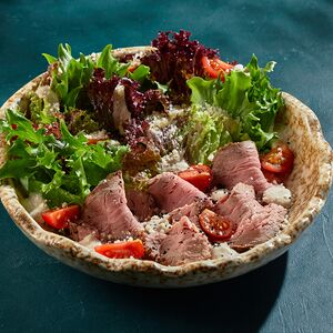 Салат с ростбифом и соусом вителло тоннато