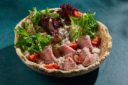 Салат с ростбифом и соусом вителло тоннато