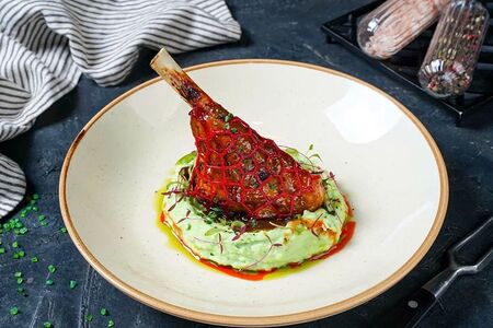 Голень ягненка с пюре и шпинатом