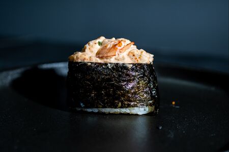 Острый гункан с креветкой 