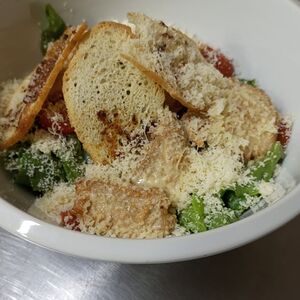 Салат Цезарь с курицей