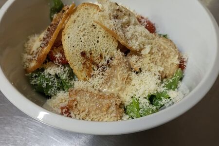 Салат Цезарь с курицей