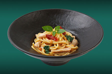 Спагетти с курицей и шпинатом в соусе блю чиз