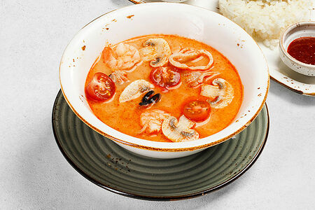 Том ям с морепродуктами