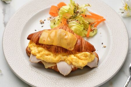 Скрэмбл в круассане с индейкой