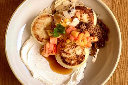 Сырники со сметаной, арахисовым крамблом и карамелью