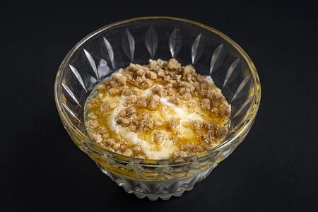 Мацони с медом и орехами