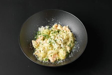 Ньокки с морепродуктами в соусе дорблю