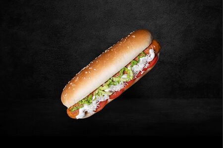 Хот-дог Цезарь с куриной сосиской