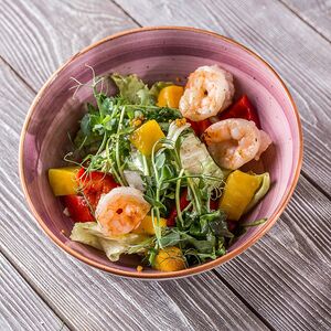 Зелёный салат с манго и креветками
