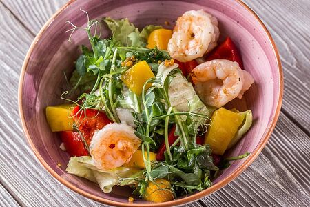 Зелёный салат с манго и креветками