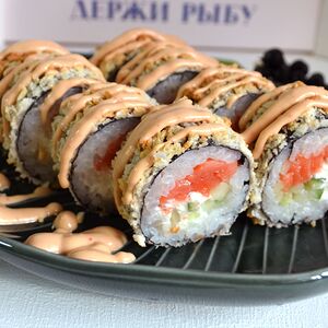 Жареный ролл с лососем и спайси-соусом