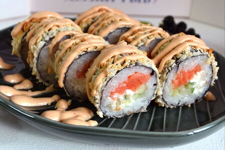 Жареный ролл с лососем и спайси-соусом