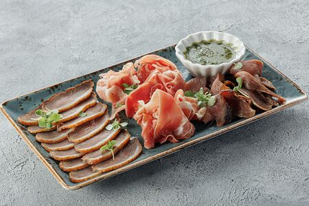 Мясные деликатесы