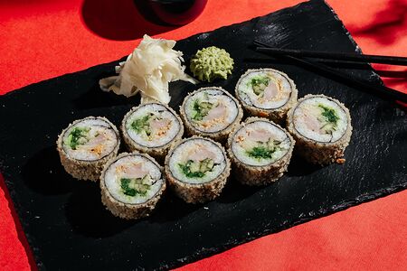 Жареный ролл с тунцом и чукой