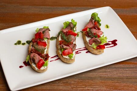 Брускетта с ростбифом