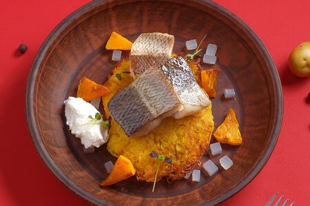 Деруны с копченым чиром, квашеной капустой, печеной тыквой и муссом из хрена