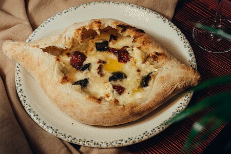 Хачапури по-аджарски с вялеными томатами и сыром страчателла