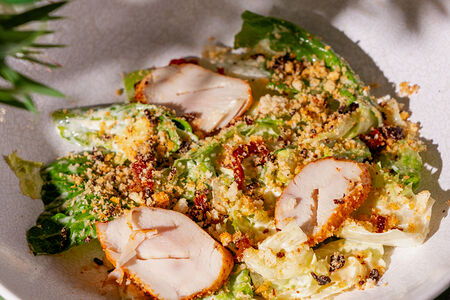 Авторский Цезарь с курицей и вялеными томатами