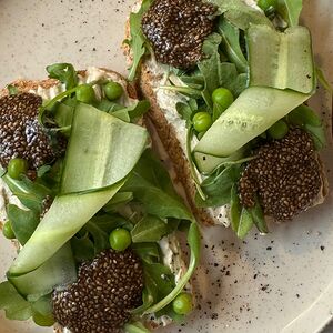 Тосты с крем-чизом и чиа-икрой