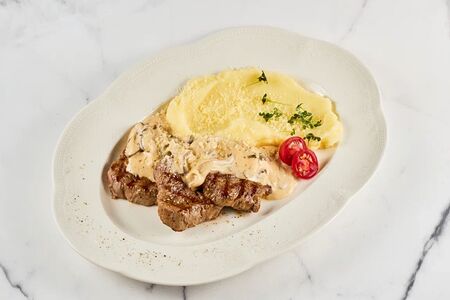 Медальоны из говядины в грибном соусе 