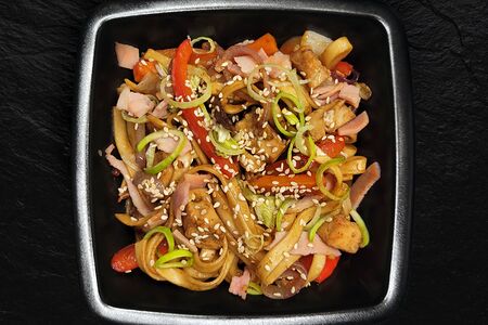 Вок мясной с лапшой