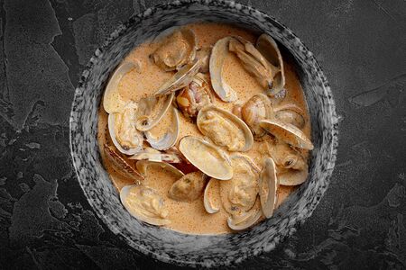 Вонголе в соусе Том-ям