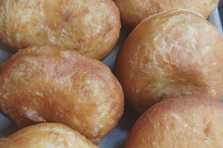 Жареный пирожок с капустой и яйцом