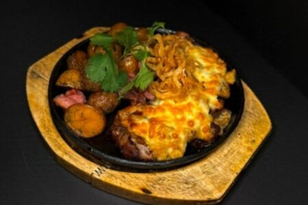 Свинина по-деревенски с молодым картофелем 