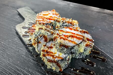 Темпура ролл с угрем и омлетом тамаго