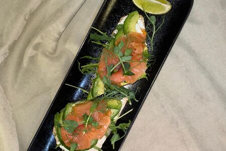 Брускетта с лососем