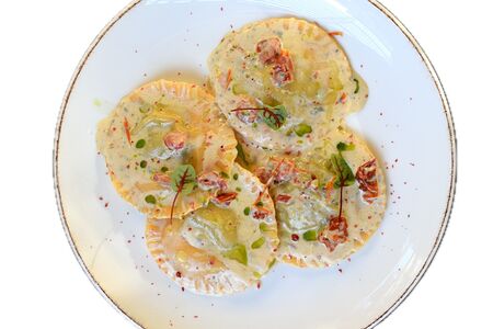 Равиоли с рикоттой и шпинатом в соусе из вяленых томатов и страчателлой 