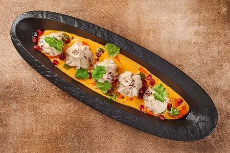 Мини-хинкали с креветками и соусом том ям