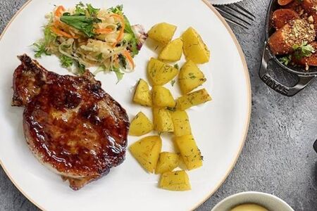 Свиная корейка под соусом барбекю