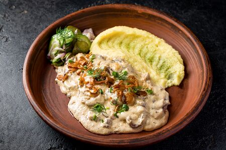 Бефстроганов с картофельным пюре