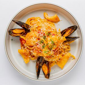Фетучини с морепродуктами в томатном соусе
